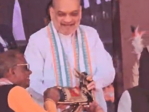 अमित शाह को गौर की मूर्ति भेंट की गई।