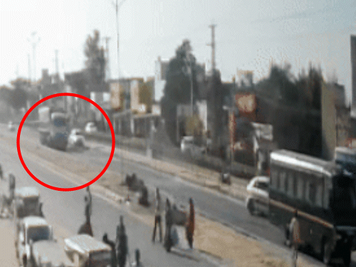 हाईवे पर कार ने आगे चल रहे डंपर को ओवरटेक करने का प्रयास किया।