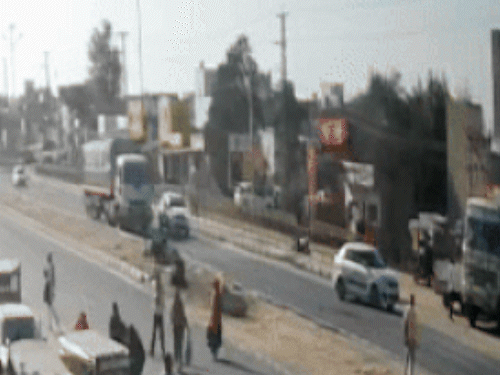 ओवरटेक करने के दौरान कार के पिछले हिस्से पर डंपर ने टक्कर मार दी।