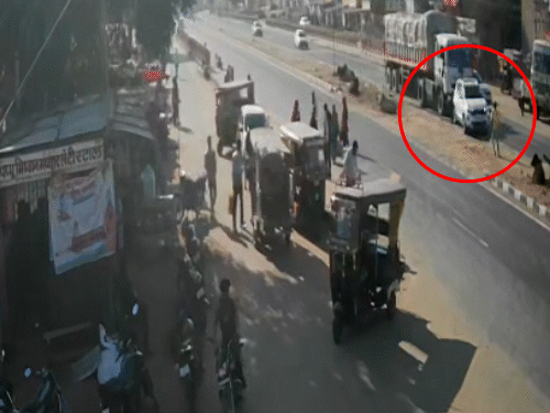 डंपर की टक्कर से कार बेकाबू हो गई और डिवाइडर पर चढ़ गई। डिवाइडर पर खड़े युवक को टक्कर मारते हुए कार दूसरी ओर निकल गई।