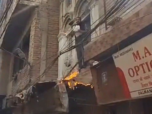 दुकानदार ने दुकान और खुद पर पेट्रोल छिड़का। फिर दुकान में आग लगा दी।