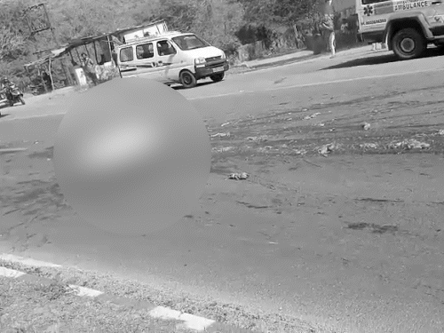 हादसा इतना भीषण था कि सड़क पर मांस के टुकड़े बिखर गए।