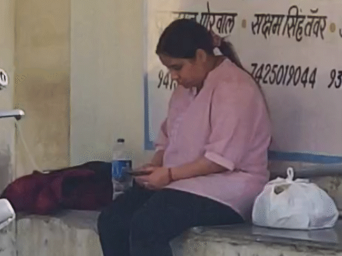 हादसे के बाद बेटी निधि का रो-रोकर बुरा हाल है।