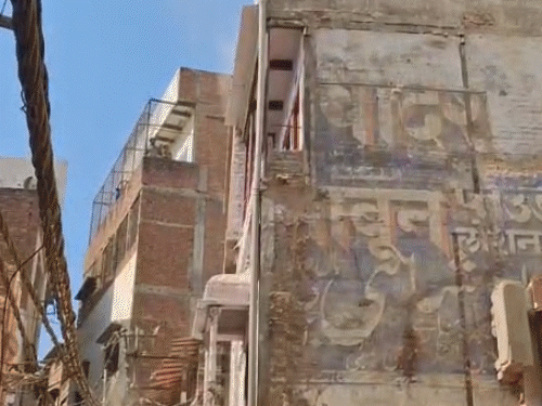 बुलडोजर एक्शन का स्थानीय लोगों ने विरोध किया। वे रोते-बिलखते नजर आए।