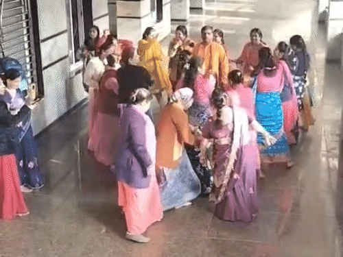 मंदिर परिसर में हल्दी खेलने की रस्म के दौरान नाचती हुईं महिलाएं।