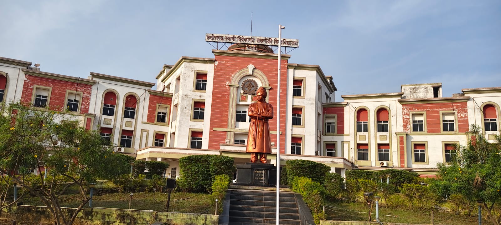 CSVTU में पीएचडी शोधार्थियों से फीस गबन केस:  रिसर्चर्स को PhD जमा करने 30,000 की फर्जी रसीदें थमाई, विश्वविद्यालय का सलाहकार गिरफ्तार – durg-bhilai News