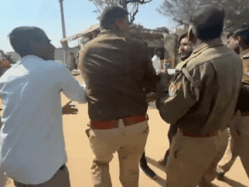 SHO ने युवक को धक्का देकर कुछ इस तरह बीच सड़क पर पटक दिया।