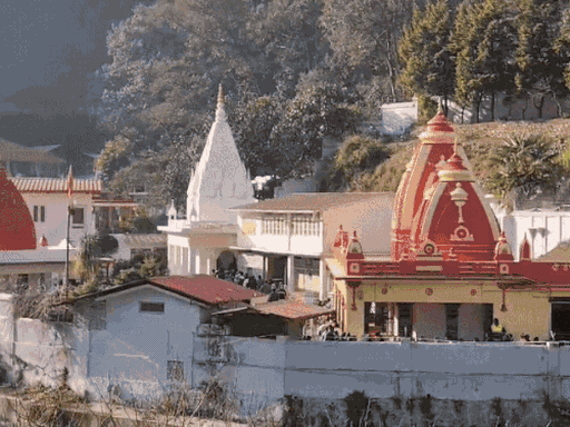 कैंची धाम में सालभर भारी संख्या में पहुंचते हैं श्रद्धालु।