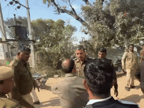 SHO पवन कुमार ने कॉलर पकड़कर युवक को धक्का दिया।