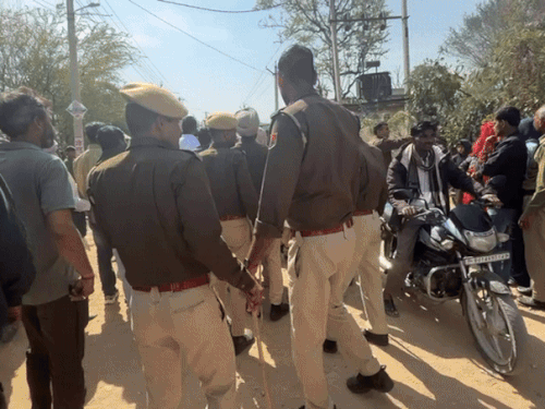 गेट लगाने को लेकर पुलिस और लोगों के बीच बहस और हाथापाई हुई।