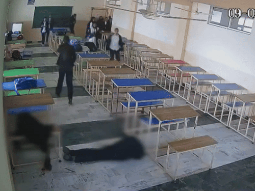 क्लासरूम में मर्डर और सुसाइड के बाद डरी छात्राएं दौड़ती नजर आईं।