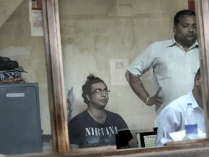 गिरफ्तारी के बाद ली गई अनुज टिक्कू की तस्वीर।