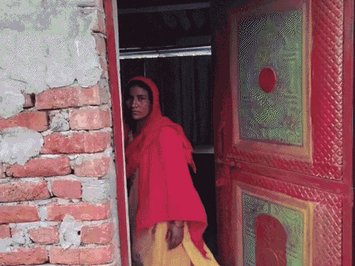 यूपी के मिल्कीपुर में अब्दुल रहमान का घर है। घर की छत पर एक कमरा बना है।