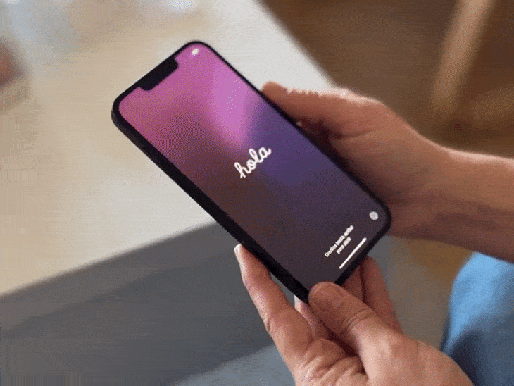 आईपोन 16e की सेटिंग करता एक यूजर। कंपनी जल्द ही इसका अपग्रेडेड वर्जन iPhone 17e लॉन्च करने की तैयारी में है, जिसमें लेटेस्ट A19 चिपसेट मिल सकता है। - Dainik Bhaskar