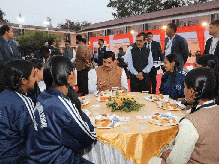 मुख्यमंत्री डॉ. मोहन यादव ने विद्यार्थियों से सीधा संवाद किया।