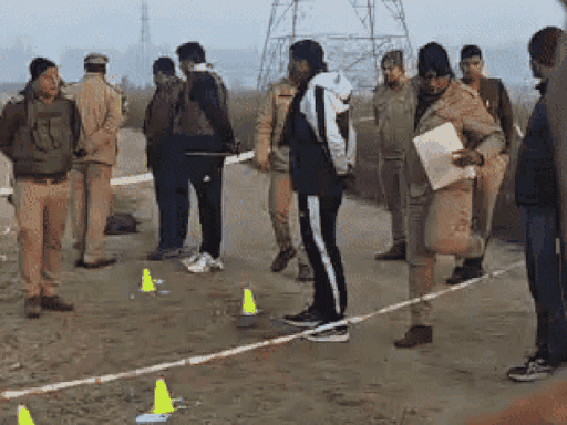 रविवार की सुबह हुई मुठभेड़ के बाद घटनास्थल पर जांच करती पुलिस।