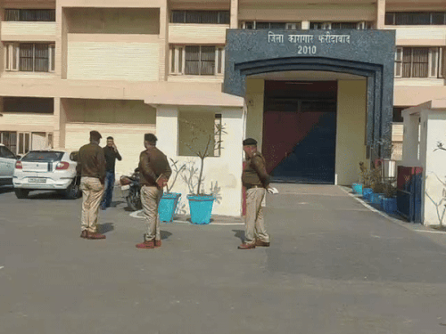 फरीदाबाद की नीमका जेल में हत्या के बाद जांच करने पहुंचे पुलिस कर्मी।