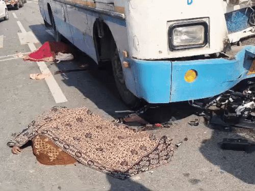 तेज रफ्तार बस महिलाओं को करीब 50 मीटर तक घसीटते हुए ले गई।