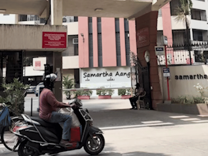 लोखंडवाला में स्थित समर्थ आंगन अपार्टमेंट।