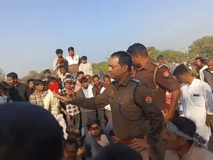 परिजन और ग्रामीण 9 घंटे धरने पर बैठे रहे। डीएम के आश्वासन के बाद माने।