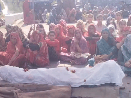 सोमवार सुबह से ही शाम 5 बजे तक परिवार और ग्रामीण मंत्री के बेटे के खिलाफ धरने पर बैठे रहे।