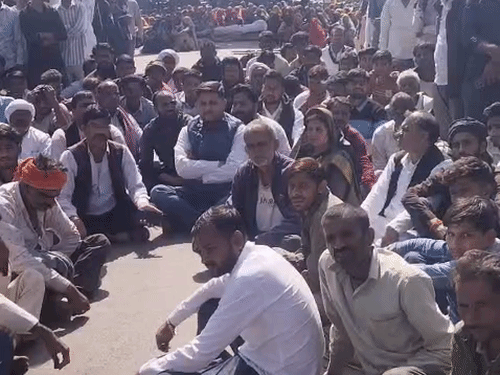 मृतक के परिजनों ने बीच सड़क पर ही टेंट लगा दिया और सड़क जाम कर दिया।