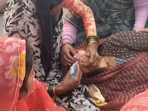 धरने में बैठी अनुज की मां बार-बार बेहोश हो जा रही थीं।