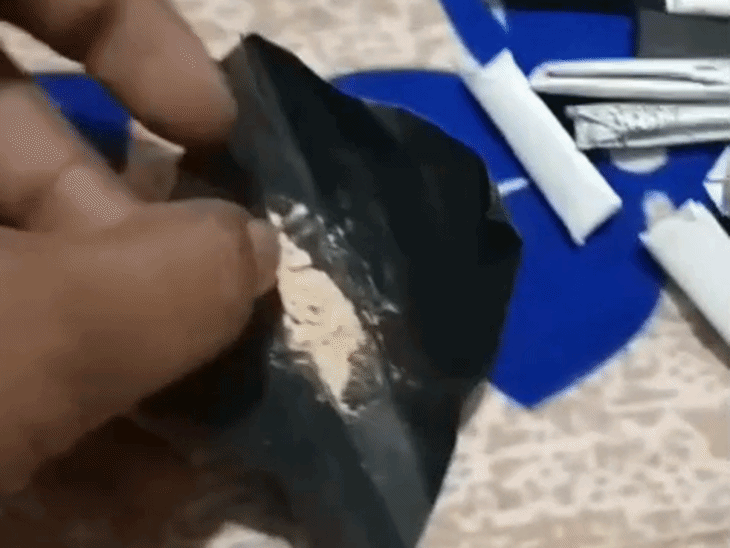 महिला ने वीडियो में स्मैक की पुड़िया भी दिखाई।