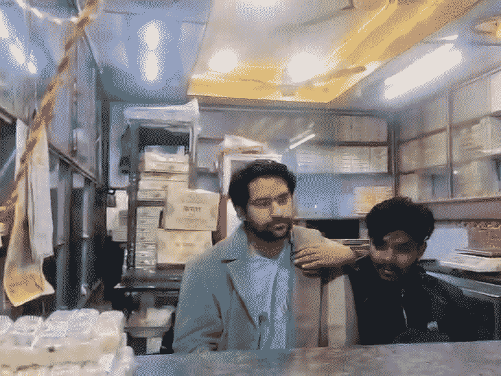 दुकानदार अशोक अग्रवाल ने धीरेंद्र शास्त्री का माला पहनाकर स्वागत किया।