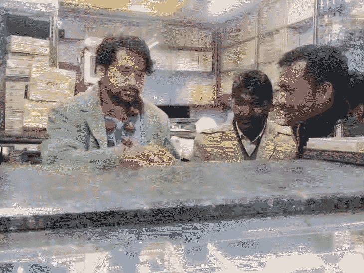 शास्त्री ने गद्दी पर बैठकर रसगुल्ला खाया। रसमलाई भी चखी।