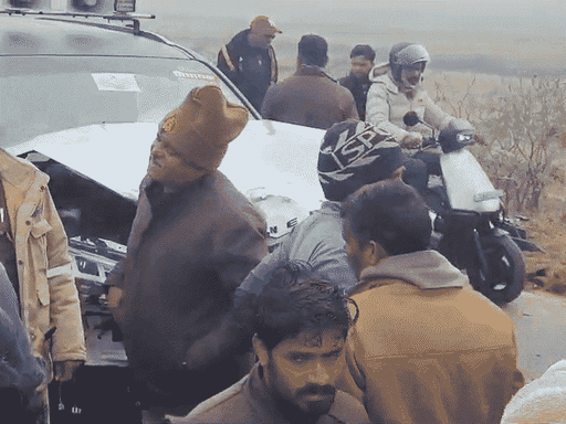 हादसे के अगले दिन सुबह जब पुलिस मंत्री के बेटे की कार लेने के लिए पहुंची तो गांव के लोगों ने सड़क पर हंगामा कर दिया था।