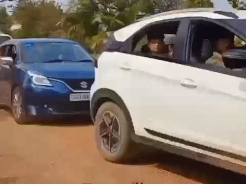 फेयरवेल पार्टी के दौरान छात्रों की खतरनाक स्टंटबाजी का वीडियो सोशल मीडिया पर वायरल।