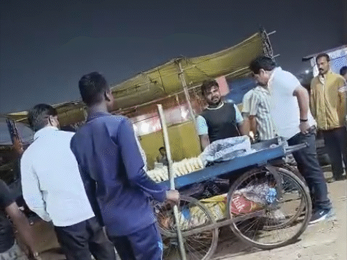 मेला स्थल पर दुकानदार से बदसलूकी का वीडियो वायरल हो रहा है।