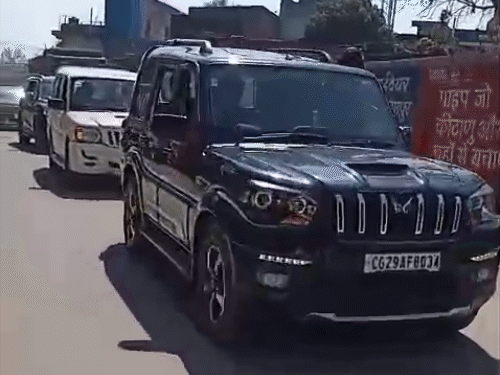 फेयरवेल पार्टी के दौरान डीएवी पब्लिक स्कूल के छात्रों ने नेशनल हाईवे पर खतरनाक स्टंट किए।