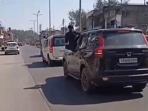 सूरजपुर में गाड़ी की खिड़की से बाहर निकलकर स्टंटबाजी।