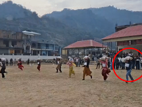 पशु मित्र भर्ती के दौरान 25 किलो बोरी के साथ गिरी महिला। - Dainik Bhaskar