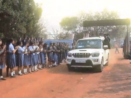 धरसींवा के स्कूल में फेयरवेल पार्टी में स्टंट करते नजर आए छात्र।