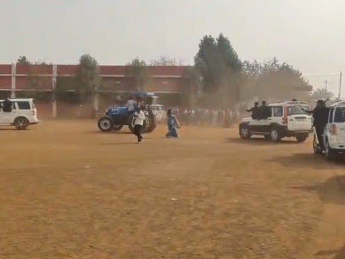 फेयरवेल कार्यक्रम में छात्र कार और ट्रैक्टर से स्कूल पहुंचे थे।