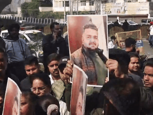 लुधियाना में कमिश्नर कार्यालय के बाहर प्रदर्शन। -