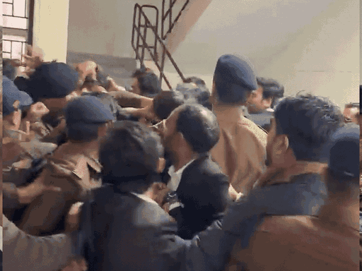 3 जनवरी को कोर्ट में पेशी के दौरान वकीलों ने ओसाफ की पिटाई कर दी थी।