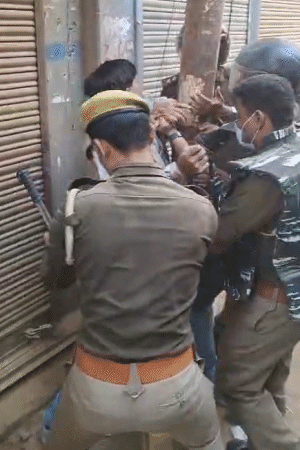 व्यापार मंडल के अध्यक्ष फारुख खान की पुलिस से झड़प।