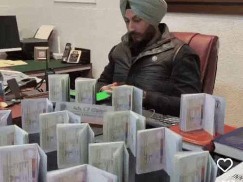 वीजा किंग बताने वाले चन्नी भाई पर आरोप है कि वह गारंटेड वीजा का दावा करता है।