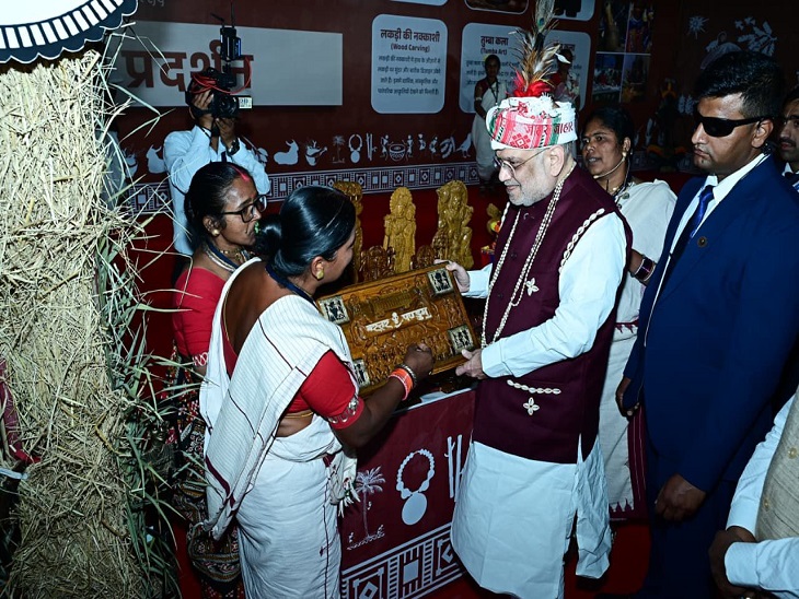 बस्तर पंडुम में शाह ने स्टॉल में लगाई कलाकृतियों को करीब से देखा।