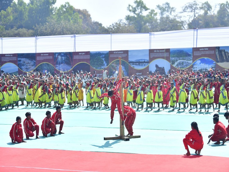 कार्यक्रम के दौरान मलखंभ का भी प्रदर्शन किया गया।