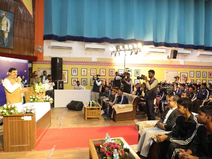 विद्यार्थियों ने बताया कि वे डॉक्टर, इंजीनियर, वकील, शिक्षक और राजनेता बनना चाहते हैं।