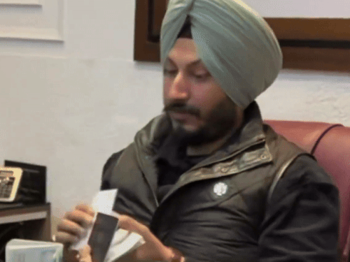 चन्नी भाई पर आरोप है कि वो इमिग्रेशन पॉलिसी का उल्लंघन कर मोटी कमाई कर रहा है।