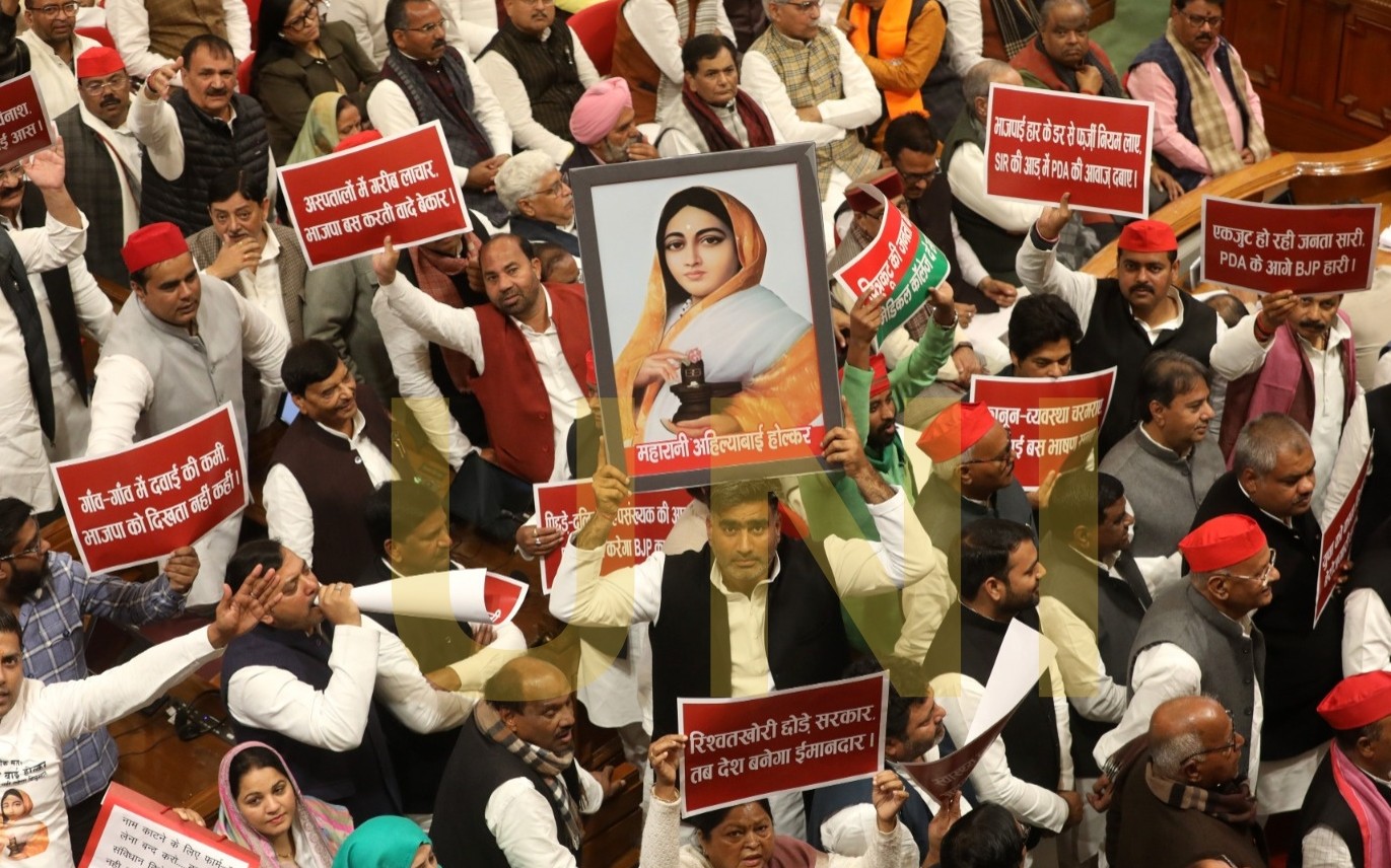 विधानसभा के अंदर सपा विधायकों ने राज्यपाल के अभिभाषण का विरोध किया।