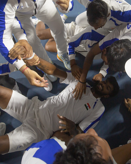 डेविस कप में टीम को जीत दिलाने के बाद दक्षिणेस्वर सुरेश जमीन पर लेट गए।