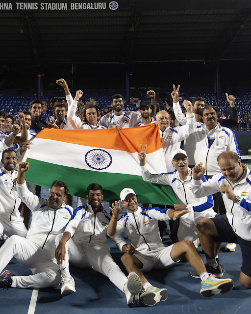 डेविस कप में नीदरलैंड्स को हराने के बाद भारतीय टीम जश्न मनाते हुए।