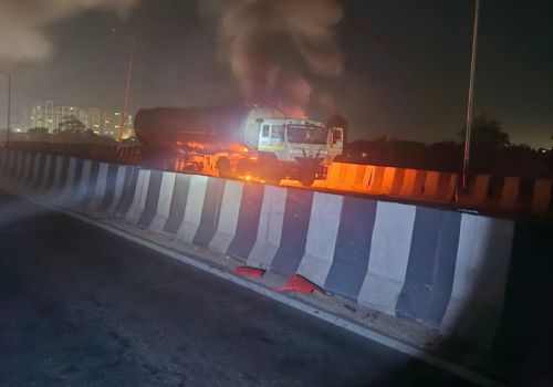 जयपुर-अजमेर हाईवे पर रामचंद्रपुरा पुलिया पर जलता केमिकल से भरा टैंकर।